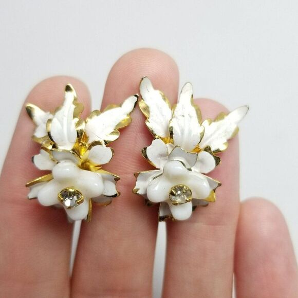 Vintage Made in Austria Earrings White Enamel Flower Floral Clip On Screw Back - Picture 7 of 8